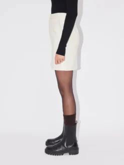 Lædernederdele Nederdel Danielle Kvinder Offwhite -Minikjoler Butikk 09f9f1427305a64689c39135a41b1005 scaled