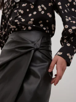 EDITED Lædernederdele Nederdel Toula Kvinder Sort -Minikjoler Butikk c98140fbc81bde4ff139ee329e61b069 1 scaled